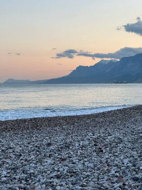 Antalya 'nın Konyalti ilçesi yakınlarındaki bir parkta deniz ve sahil. Yüksek kalite fotoğraf