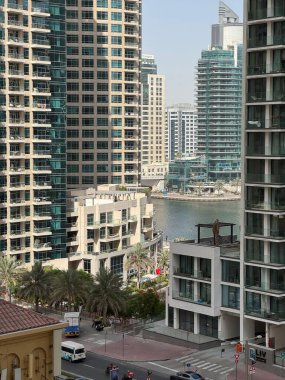 Güneşli bir günde Dubai 'de modern gökdelenler ve Marina Manzarası. Yüksek kalite fotoğraf