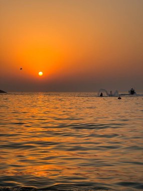 Dubai 'deki Arap Körfezi' nde Günbatımı Tekne ve Jet Ski siluetleri ile. Yüksek kalite fotoğraf