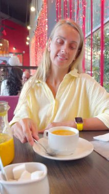 Japon Kafe 'sinde Meyve Çayı İçen Kadın. Yüksek kalite 4k görüntü