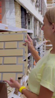 Ev Geliştirme Mağazasında Dekoratif Duvar Panelleri Seçen Kadın. Yüksek kalite 4k görüntü