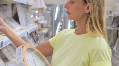 Müşteri Ev Malzemeleri Mağazasında Duvar Saati Seçiyor. Yüksek kalite 4k görüntü