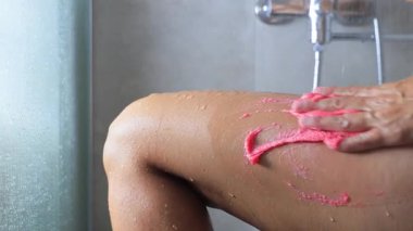 Duşta çilekli vücut fırçası süren bir kadın. Yüksek kalite 4k görüntü