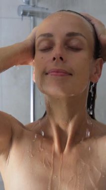 Duşta çilekli vücut fırçası süren bir kadın. Yüksek kalite 4k görüntü