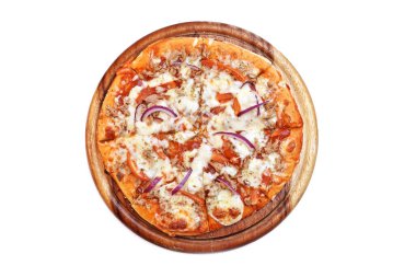 Tahta tabakta, Topview Pizza Tuna. Beyaz arkaplan