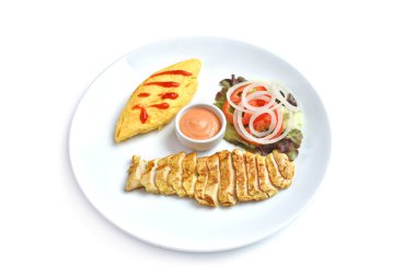 Beyaz arka planda beyaz tabakta Amerikan kahvaltısı