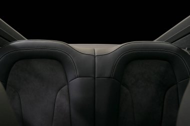 Spor araba iç. Arka deri koltuklar. 