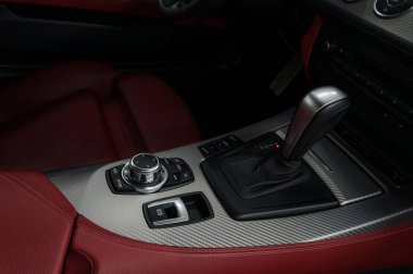 Arabanın arka planı. Otomatik iletim.