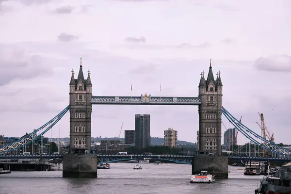 タワーブリッジ テムズ川 ロンドンのハッピーマンは 旅行中に景色を楽しんでいます ロンドン イギリスの白人男性 — ストック写真