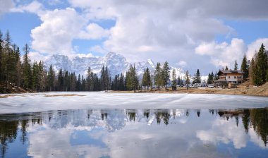 TREN CİNAYETİ Dİ LAVAREDO DOLOMİTESİ, İTALYA 'DA AVUMN YÜRÜŞÜNÜ