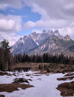 TREN CİNAYETİ Dİ LAVAREDO DOLOMİTESİ, İTALYA 'DA AVUMN YÜRÜŞÜNÜ