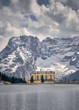 Sarı Otel Misurina Gölü, Dolomitler, İtalya AUTUMN sırasında