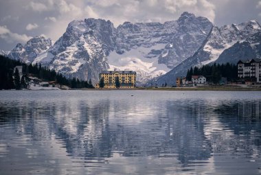 Sarı Otel Misurina Gölü, Dolomitler, İtalya AUTUMN sırasında