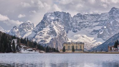 Sarı Otel Misurina Gölü, Dolomitler, İtalya AUTUMN sırasında