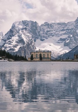 Sarı Otel Misurina Gölü, Dolomitler, İtalya AUTUMN sırasında