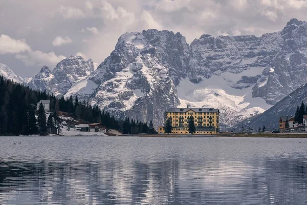 Hotel Amarelo Lago Misurina Nas Dolomitas Itália Durante Autumn — Fotografia de Stock