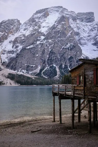 Λίμνη Lago Braies Στα Βουνά Δολομίτη Νότιο Τιρόλο Ιταλία Αποβάθρα — Φωτογραφία Αρχείου