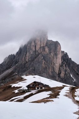 Passo Giau 'daki Averau ve Nuvolau Dağı' nın önündeki Ra Gusela tepesinin panoramik manzarası, Cortina d 'Ampezzo, Dolomites, İtalya yakınlarındaki yüksek dağlık geçidi.
