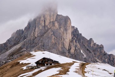 Passo Giau 'daki Averau ve Nuvolau Dağı' nın önündeki Ra Gusela tepesinin panoramik manzarası, Cortina d 'Ampezzo, Dolomites, İtalya yakınlarındaki yüksek dağlık geçidi.