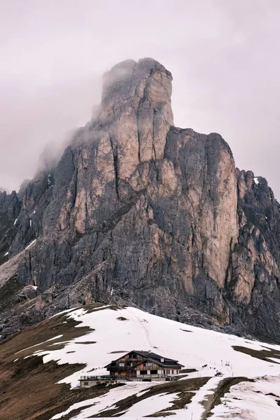 マウントアヴェラウとヌヴォラウの前にあるラ グゼラのピークのパノラマビュー ジャウ イタリアのドロミテ州コルティナ ダンペッツォ近くの高い高山の峠 — ストック写真