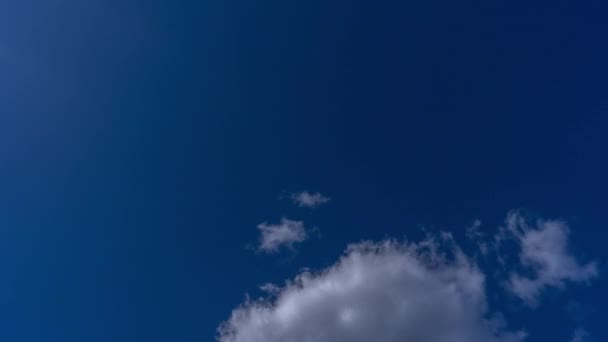 Restrângerea Vitezei Uhd Norilor Pufoși Albi Care Trec Rapid Cerul — Videoclip de stoc
