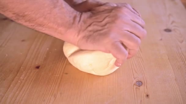 Langsom Bevegelse Nærbilde Prosess Italiensk Kokk Legger Deigen Med Hendene – stockvideo