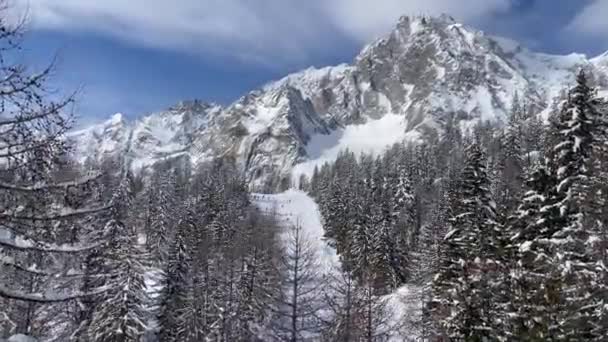 阿尔卑斯山滑雪度假 从座椅爬升到山顶的侧视图 滑雪者住在滑雪场上 滑向库马约尔的勃朗峰山脉 — 图库视频影像