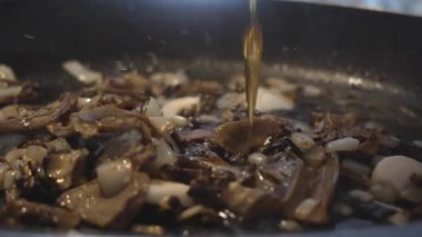 Porcini mantar sosunu daha derin tatlar için kendi sularıyla sulandırıyor. 4K yavaş çekim (120 fps,% 20 yavaşlatılmış), 45 açılı yakın çekim makro, önemli bir İtalyan yemek tekniği sergiliyor