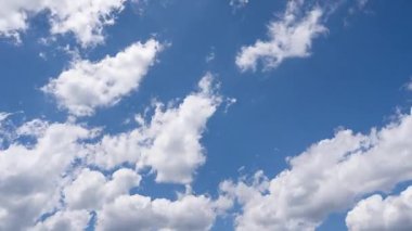 Mavi Gökte Yükselen Beyaz Bulutlar - açık mavi gökyüzünde yukarı doğru sürüklenen yumuşak beyaz bulutların 40 saniyelik zamanlaması. Temiz, barışçıl ve atmosferik kullanım için doğal hareket