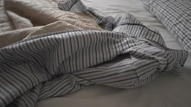 Boş Yatak Çarşafları Sabah Havadan Görünümü 4K Yavaş Hareket - Sinematik yakın çekim kamera hareketi Yapılmamış yatak çarşafları ve yastıklar üzerinde, havadan üst görüntüye yükseliyor. Doğal ışıklandırmalı sabah yatak odası sahnesi. 4k 120 fps mahrem atmosferi yavaşlattı.