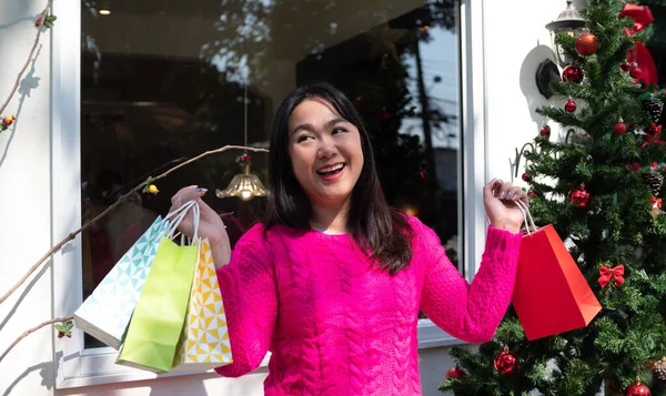 Jovens Mulheres Asiáticas Felizes Comprando Presente Para Férias Carregando Coloridos — Fotografia de Stock