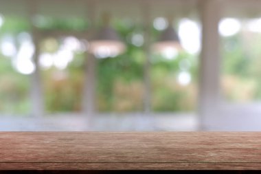Soyut bulanık kafenin önündeki boş ahşap masa, geceleri restoran. Montaj ürünü görüntüleme veya tasarım için anahtar görsel düzeni - Resim