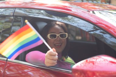 Arabanın camında gururlu bir bayrak var..