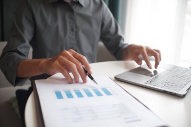 İş yerindeki tanınmayan işadamının, muhasebecinin, bankacının eli