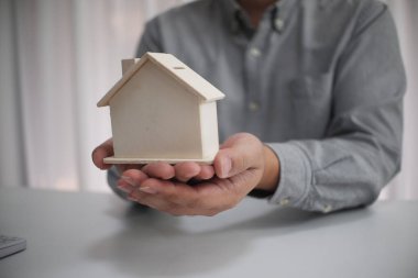 Emlakçı ve müşteri sözleşme imzalıyor, yeni bir ev alıyor.