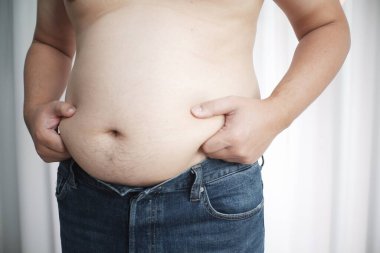 Emlakçı ve müşteri sözleşme imzalıyor, yeni bir ev alıyor.