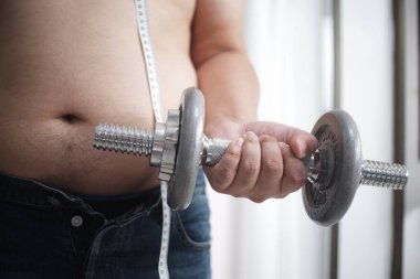 Emlakçı ve müşteri sözleşme imzalıyor, yeni bir ev alıyor.