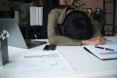 Çok çalışan iş adamlarının ofiste çalışırken baş ağrısı olur..