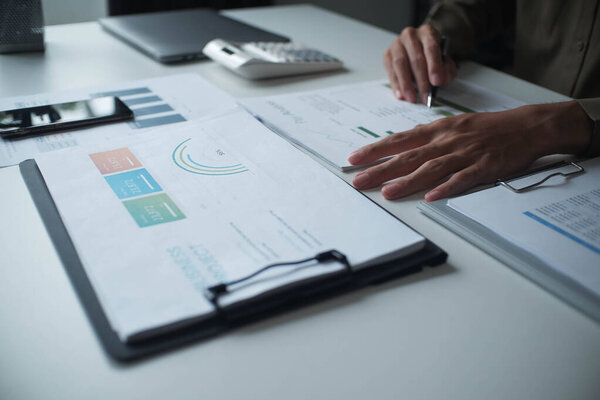 Отчёт о прочтении бизнес-аналитики в офисе анализирует данные по проекту плана