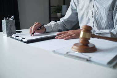 Masada çalışan hukukçu davayı belirlemek için destekleyici belgeler okuyor.