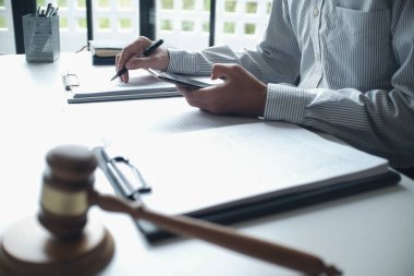 Masada çalışan hukukçu davayı belirlemek için destekleyici belgeler okuyor.
