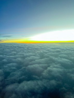 Bulutların üstündeki gökyüzünün görüntüsü