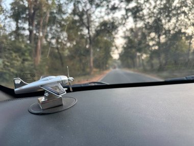 Gondia, Maharashtra, Hindistan - 8 Ocak 2024: Gondia 'da küçük bir köyün yollarında at sürmek.