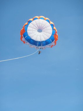 Bali, Endonezya - 18 Aralık 2023: Gökyüzünde paraşüt.