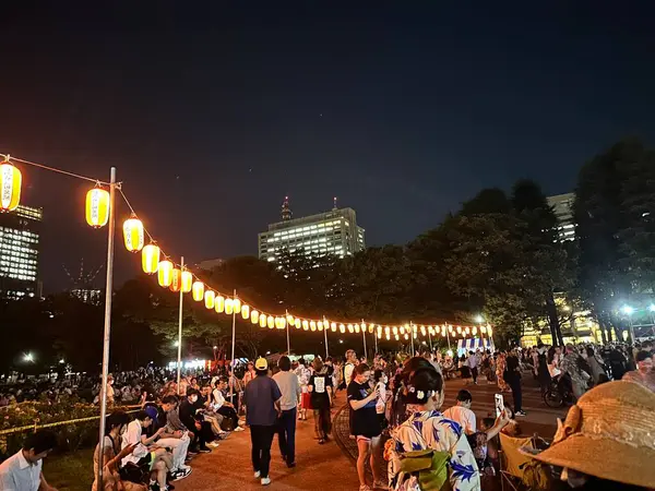 Tokyo, Japonya - 25 Ağustos 2023: Hibiya Parkı 'nda büyük bir kalabalık aydınlanma ile bon odori kutluyor