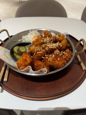 Busan, Güney Kore - 12 Ağustos 2024: Club d Oasis Spa Su Parkı 'nda Turşulu Soğuk Tavuk