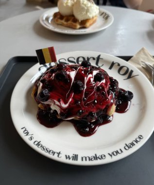Seul, Güney Kore - 10 Ağustos 2024: Gangnam bölgesinde şirin bir kafede yabanmersinli waffle.