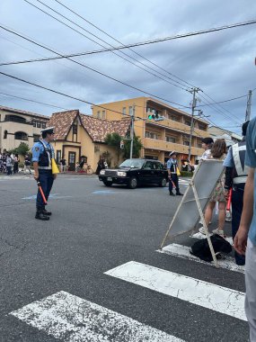 Tokyo, Japonya - 24 Ağustos 2024: Kalabalık Edogawa Havai fişek Festivali 'ni izlemek için toplandı.