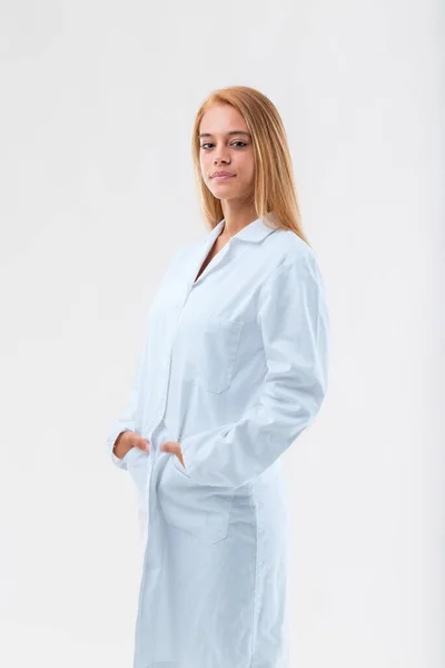 Beyaz Önlüklü Genç Sarışın Kadının Dörtte Üçü Bir Tıp Doktoru — Stok fotoğraf