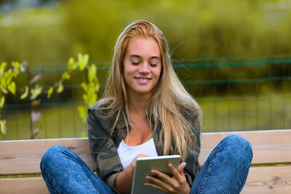 Generation Girl Entertains Informs Herself Using Mobile Internet Outdoors Nature — Stock Photo, Image